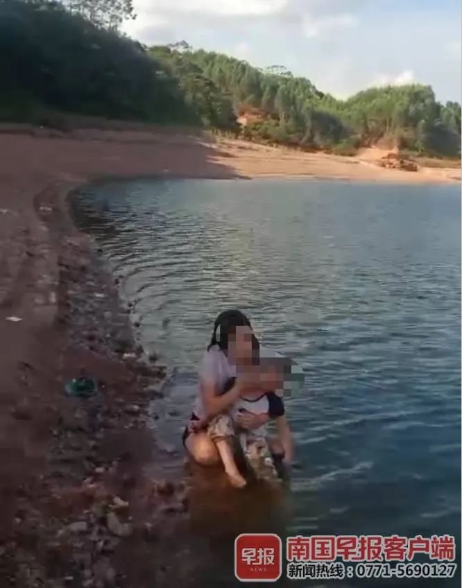 DƬ